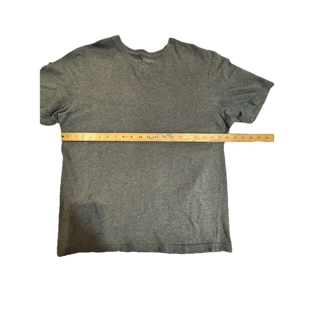 Lot of 4 Men's V-Neck T-Shirts Under Armour Banana Republic C9 Hanes L XL M